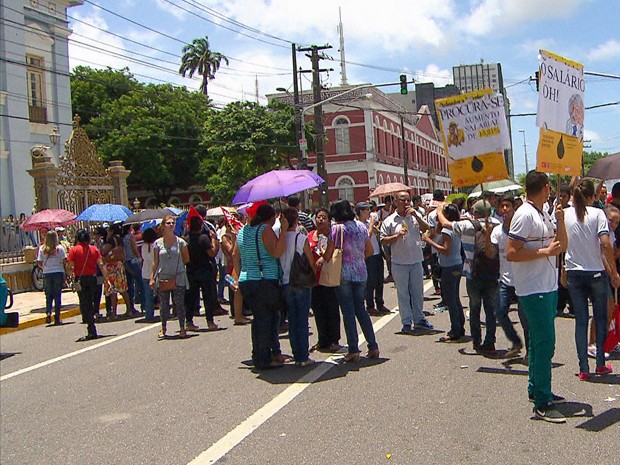 Professores fizeram protesto em frente à Assembleia Legislativa de Pernambuco (Alepe) (Foto: Reprodução / TV Globo)