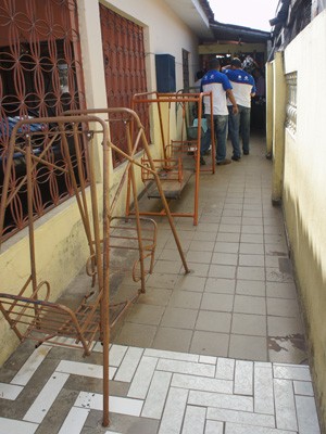 Recreio das crianças é em corredor apertado com brinquedos enferrujados (Foto: Daniel Peixoto/G1)