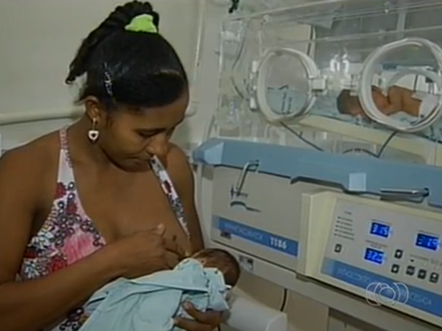 Bebês estão sendo amamentadas pela mãe (Foto: Reprodução/TV Anhanguera)