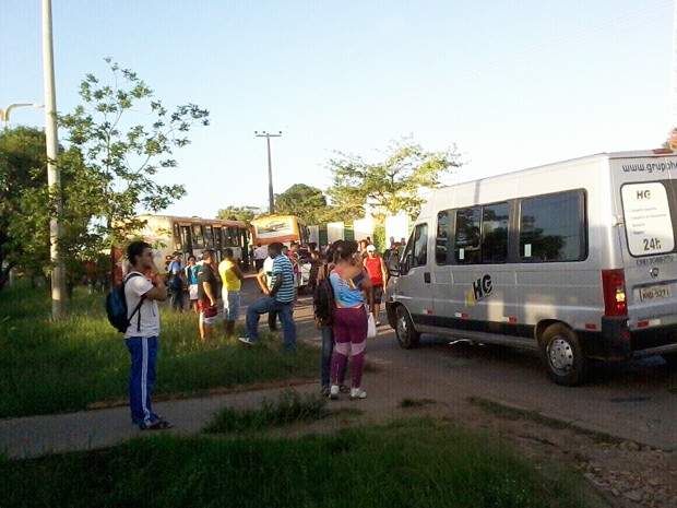 Cobrador de ônibus é assassinado na Avenida dos Portugueses (Foto: Douglas Pinto)