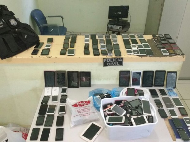 Celulares e tablets foram apreendidos em lojas de empresários (Foto: Divulgação/Polícia Civil)