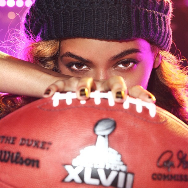 Beyoncé posa com bola de futebol americano (Foto: Instagram/ Reprodução)