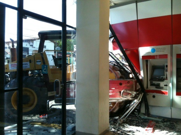 Máquina de obras invade agência bancária em Olinda, PE. (Foto: Gabriela Lisboa/TV Globo)