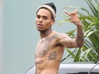 Chris Brown se irrita e faz gesto obsceno para paparazzo