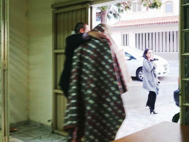 Vítima de cotovelada saiu aparada pelo irmão após depoimento (Foto: Jomar Bellini/G1)