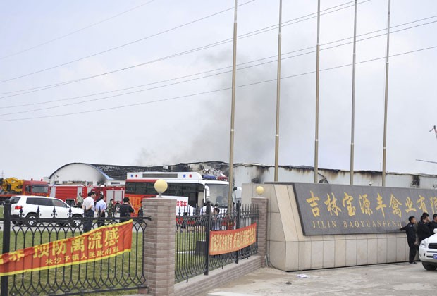 Incêndio em abatedouro de aves deixou mais de 100 mortos na China (Foto: AP/Xinhua, Wang Haofei)