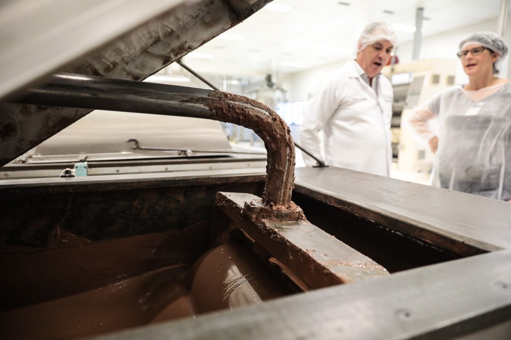 Máquina antiga segue sendo usada entre maquinário de ponta na produção de chocolates da CRM (Foto: Fábio Tito/G1)