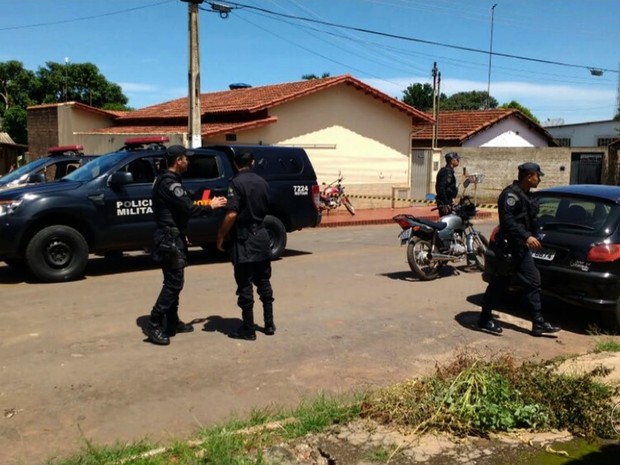 Grupo amarra suposta bomba em gerente de banco feito refém, em Nova Veneza, Goiás (Foto: Reprodução/ TV Anhanguera)