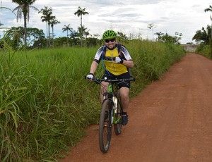 Ciclista Patrick afirma que quanto mais pedala mais se apaixona pelo esporte (Foto: Jheniffer Núbia/GloboEsporte.com)