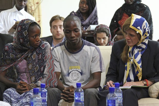 A embaixadora dos EUA na ONU, Samantha Power, se reúne com os sobreviventes do ebola Fanta Oulen Camara e Oulare Bakary em Conacri, na Guiné, neste domingo (26). Fanta se juntou aos Médicos Sem Fronteiras após ser curada da doença (Foto: Michelle Nichols/Reuters)