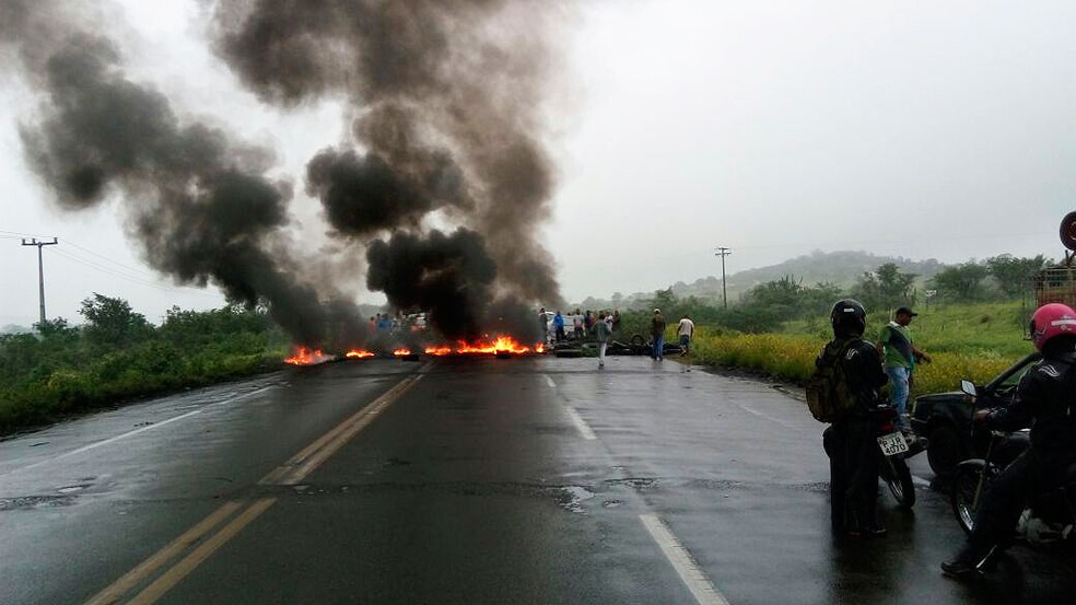 Protesto feito por motoristas de vans bloqueia Estrada do Feijão, região de Feira de Santana, na manhã desta segunda-feira (Foto: Aldo Matos/Acorda Cidade)