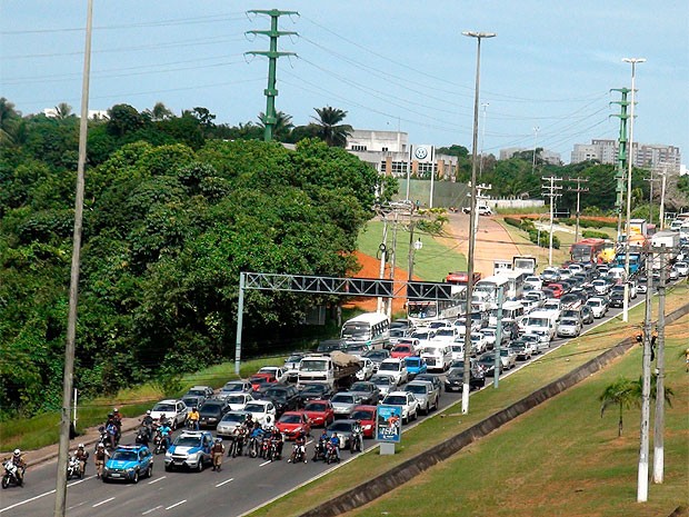 Trânsito na Avenida Paralela, em Salvador (Foto: Lílian Marques/ G1)