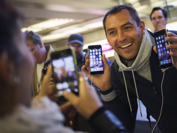 Italiano posa com o iPhone 6 Plus e o iPhone 6 na loja da 5ª Avenida em Manhattan, Nova York, nesta sexta. (Foto: REUTERS/Adrees Latif)