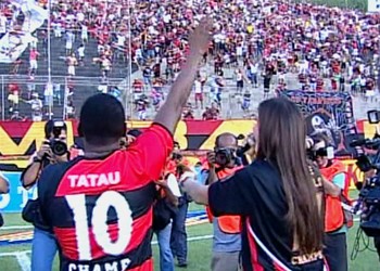 Tatau e Ivete cantam para a torcida no Barradão (Foto: Reprodução / TV Bahia)