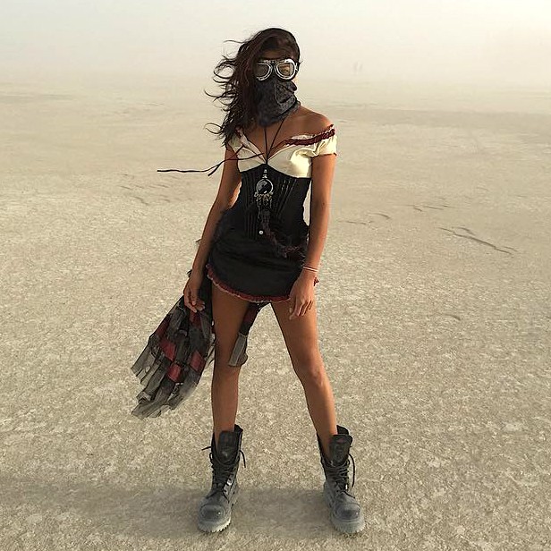 Shanina Shaik no Burning Man 2015 (Foto: Reprodução / Instagram)