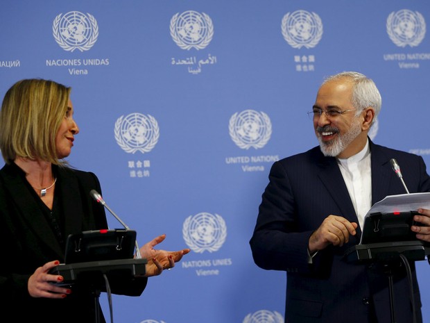 A representante da política externa da União Europeia (UE), Federica Mogherini, e o ministro das Relações Exteriores do Irã, Javad Zarif, durante o anúncio do cumprimento do acordo nuclear e a suspensão das sanções internacionais ao Irã, em Viena (Foto: Reuters/Leonhard Foeger)