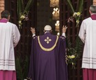 Papa abre 'porta sagrada' em catedral africana (Gianluigi Guercia / AFP)