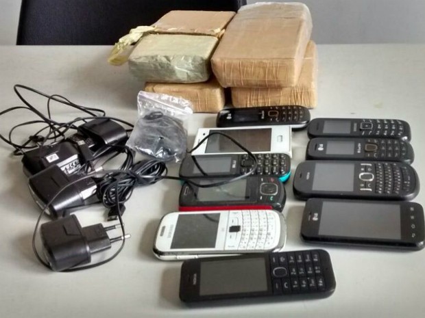 Drogas e material eletrônico foi apreendido no conjunto penal de Jequié (Foto: Wellington Ferreira/Blog Jequié Urgente.)