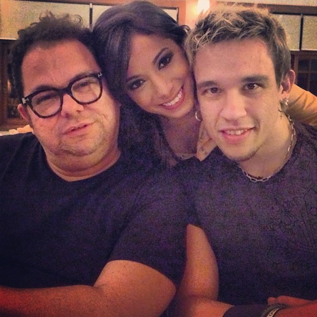Anitta com Kiko e um amigo em restaurante em São Paulo (Foto: Instagram/ Reprodução)