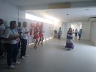 Passageiros são recebidos com samba no aeroporto de Macapá