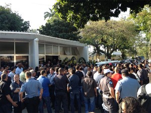 Velório do comandante da UPP do Alemão, em Sulacap (Foto: Henrique Coelho / G1)