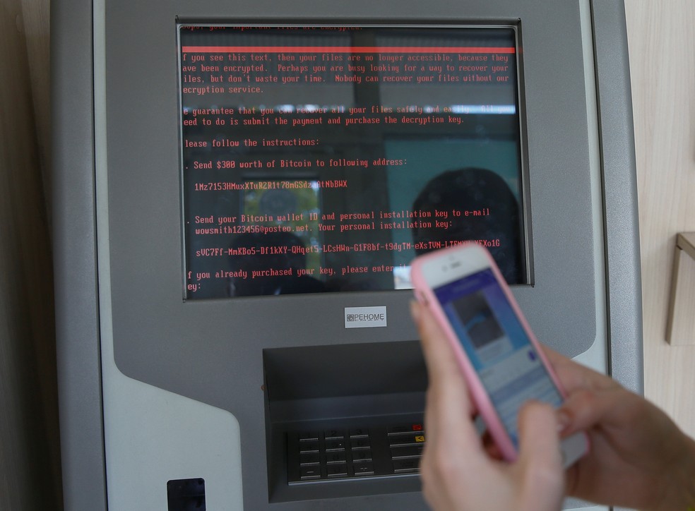 Caixa eletrônico de banco estatal ucraniano Oschadbank pede dinheiro para resgate durante ciberataque que atingiu a Ucrânia e outros países da Europa. (Foto: Valentyn Ogirenko / Reuters)
