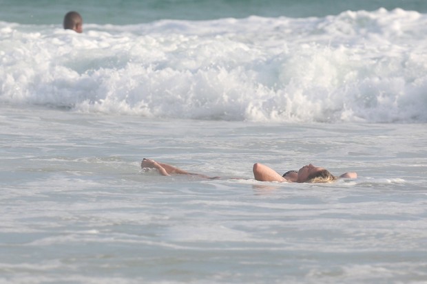 EGO Danielle Winits curte praia ao lado dos filhos no Rio notícias de Famosos