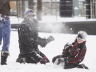 Paizão, Hugh Jackman brinca de guerra de neve com o filho