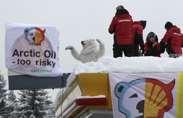 Ativistas do Greenpeace colocaram faixas e subiram no telhado de um posto de gasolina em Davos, na Suíça, durante a edição anual do Fórum Econômico Mundial, nesta sexta-feira (25) (Foto: Denis Balibouse/Reuters)