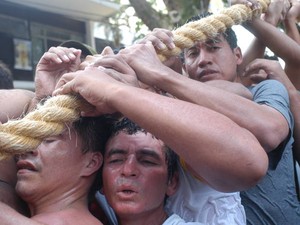 Promesseiros puxam a berlinda na corda (Foto: Ary Souza/ O Liberal)