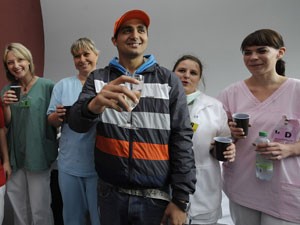 O pai dos quíntuplos, Antonin Kroscen, brinda com enfermeiras o nascimento dos filhos (Foto: AP/Stanislav Zbynek)