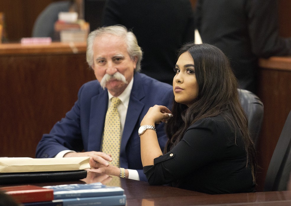 Alexandria Vera, professora que engravidou de aluno adolescente, com seu advogado, Ricardo Rodriguez, durante julgamento em Houston, Texas (Foto: Bob Levey /Houston Chronicle via AP)