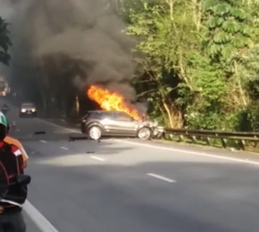 Carro pega fogo ao bater em caminhão na BR-040 (Foto: Arquivo Pessoal |Gedson Marques)