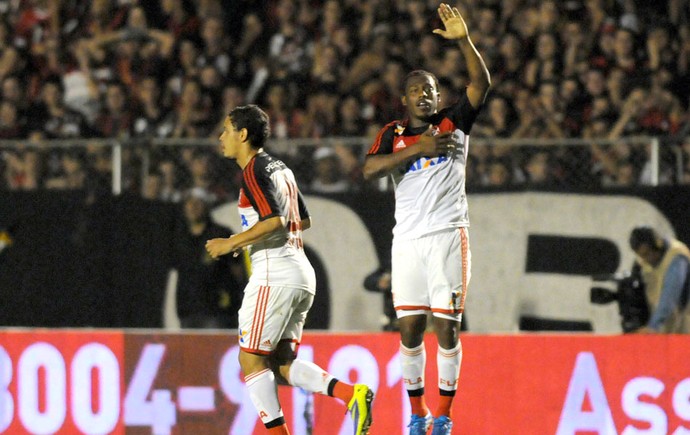 Amaral comemora gol do Flamengo contra o Atlético-PR (Foto: André Durão)