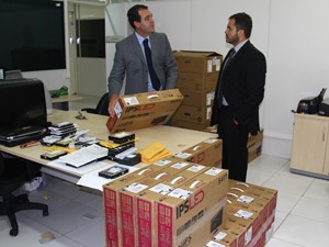 Procurador-geral e coordenador do Gaeco recebem material para laboratório (Foto: Divulgação/MPPB)