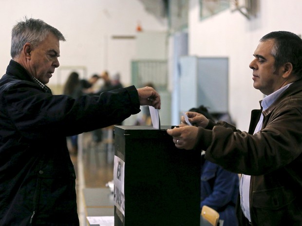 Homem vota em seção eleitoral de Lisboa (Foto: REUTERS/Hugo Correia)