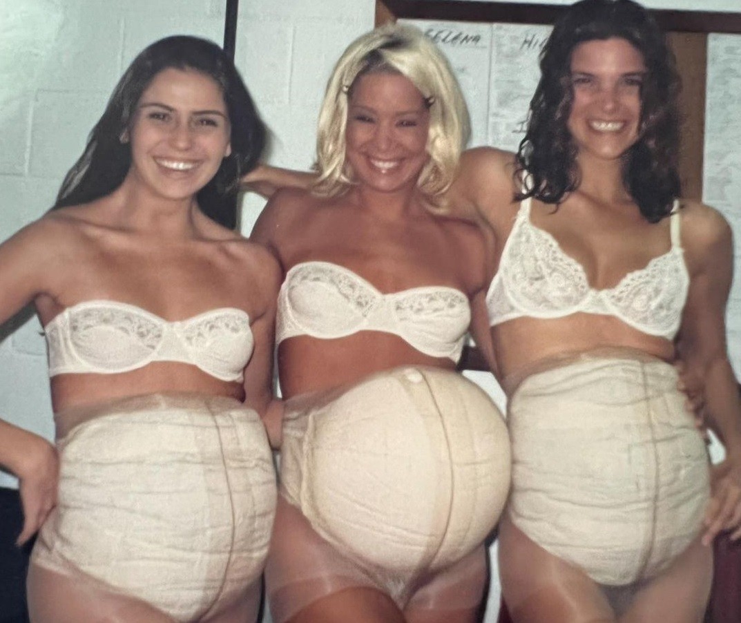 Giovanna Antonelli, Danielle Winits e Cristiana Oliveira nos bastidores de Corpo Dourado (Globo, 1998) (Foto: Reprodução/Instagram)