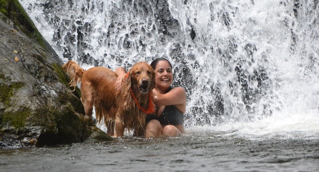 A turismóloga Larissa Rios e sua golden retriever Cleo em um banho de cachoeira em São José do Barreiro (SP)   (Foto: Arquivo Pessoal)