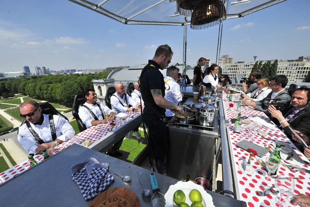 Chefs servem a comida nas alturas durante o evento 'Dinner in the Sky' (Foto: Georges Gobet/AFP)