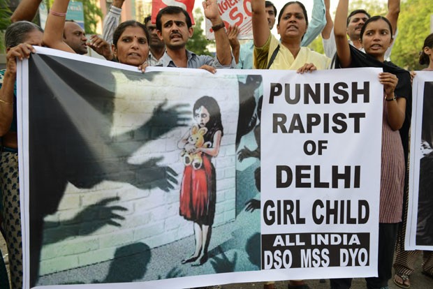 Indianos protestam após estupro de criança (Foto: Sam Panthaky/AFP)