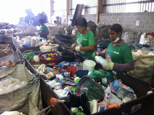 Emprego em cooperativas de reciclagem atrai trabalhadores  (Foto: Moisés Soares/TV TEM)