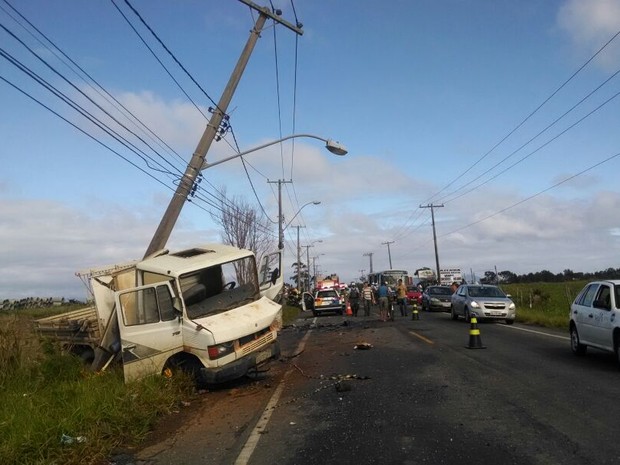 Duas pessoas morreram em acidente envolvendo carro e caminhão no Espírito Santo (Foto: Fabíola de Paula/ TV Gazeta)