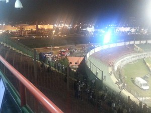 Corintianos atacam cruzeirenses com rojões antes de jogo no Canindé