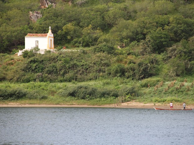 Capela é um dos atrativos no trajeto pelo rio até o povoado de Entremontes (Foto: Waldson Costa/G1)