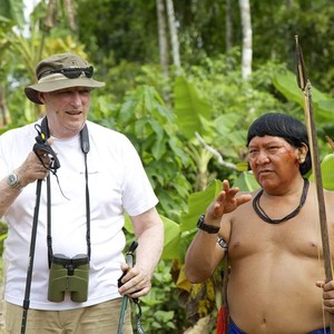 Harald V, da Noruega,  passou quatro dias convivendo com índios yanomami em uma aldeia na Amazônia (Foto: Agência EFE)