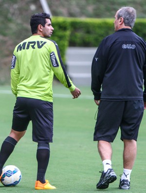 Guilherme e Levir Culpi conversam durante treino do Atlético-MG (Foto: Bruno Cantini/Flickr do Atlético-MG)