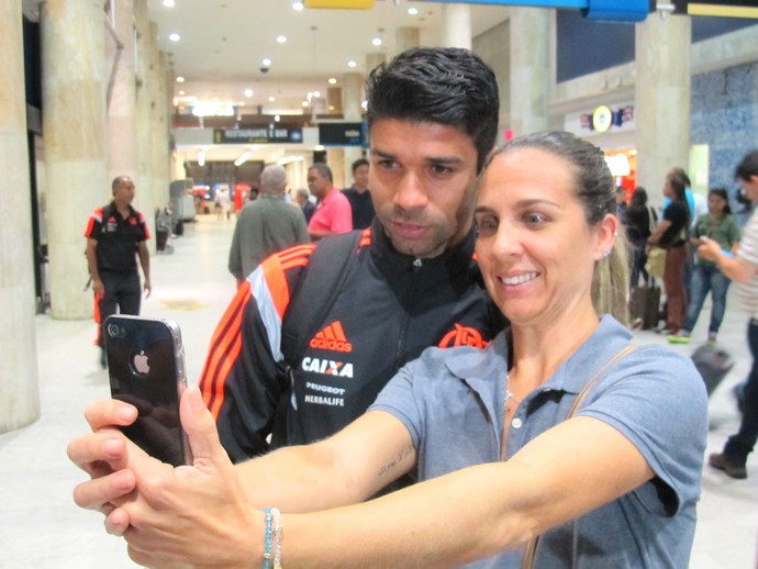 Eduardo da Silva, desembarque Flamengo (Foto: Thales Soares)