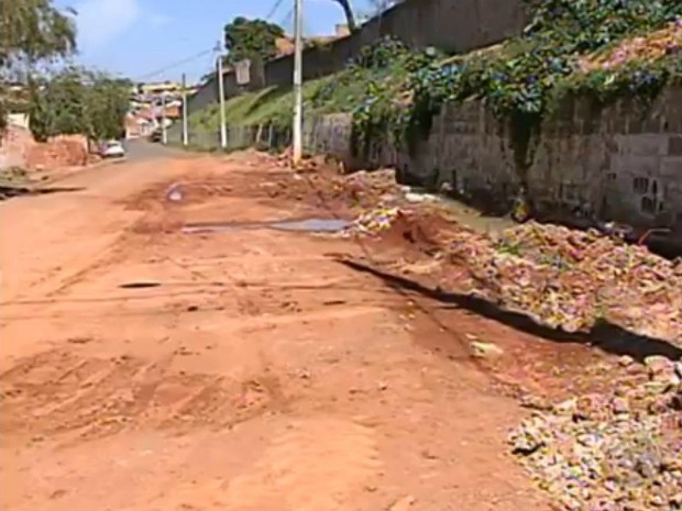 G1 Vazamento de esgoto em rua causa incômodo aos moradores em Tatuí