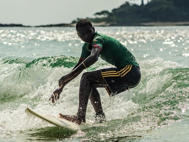 Muitos na aldeia aprenderam a surfar com pranchas emprestadas de turistas. Agora, o clube dispõe de equipamentos doados, que aluga para diárias (Foto: Tommy Trenchard/ BBC)