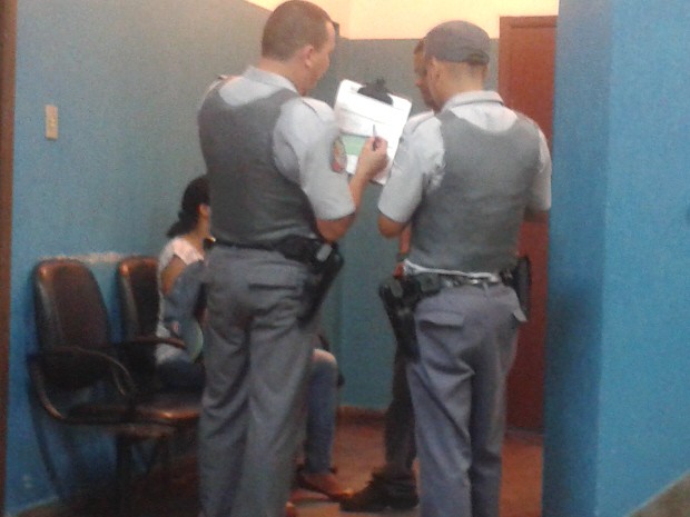 Policiais militares fazem o registro da ocorrência com o suspeito na delegacia em São José dos Campos. (Foto: Suellen Fernandes/G1)